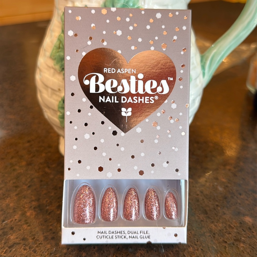 RED ASPEN sparkle on bestie Elise Nail Dashes Pop On Almond